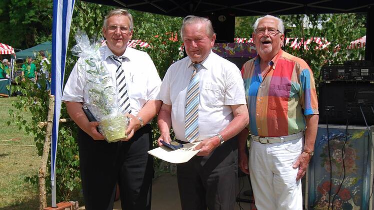 Gründungsmitglied Alfred Rebhan (Mitte) wurde von Vorsitzendem Hans Siegmeth (links) und dem Vorsitzenden des Kreisverbandes Kronach für Gartenbau und Landschaftspflege, Peter Cembrowicz, ausgezeichnet. Foto: privat