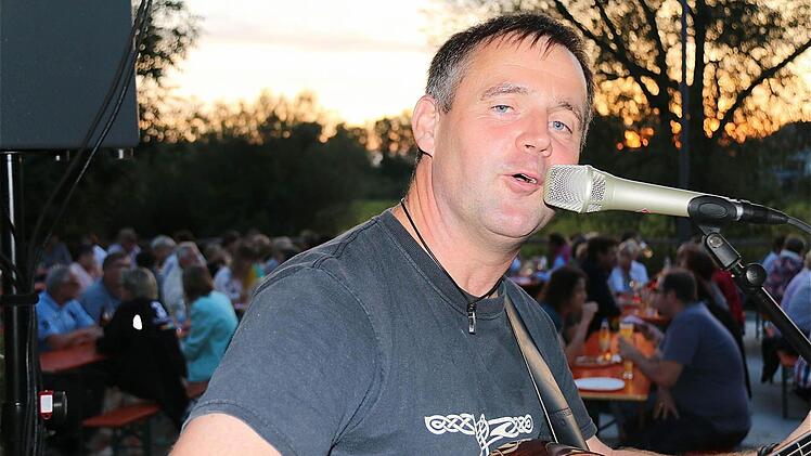 Reinhard-May-Lieder sang Reiner Roßkopf zur Gitarre.