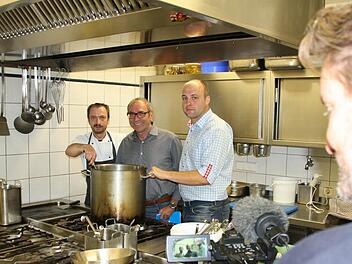 Küchenchef Manfred Werner (von links), Wirtshaustester Wolfgang Schneider und Inhaber Christian Hippler standen in der Küche von "Schuberts Weinstube" vor der Kamera von Markus Kampp. Foto: Ralf Ruppert
