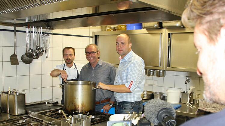 Küchenchef Manfred Werner (von links), Wirtshaustester Wolfgang Schneider und Inhaber Christian Hippler standen in der Küche von "Schuberts Weinstube" vor der Kamera von Markus Kampp. Foto: Ralf Ruppert