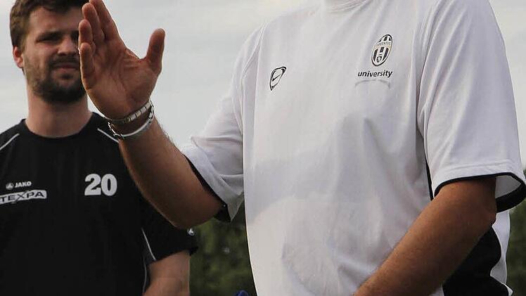 Trainer Enzo Penna erklärte den BSV-Spielern, was er in dieser Saison vorhat.