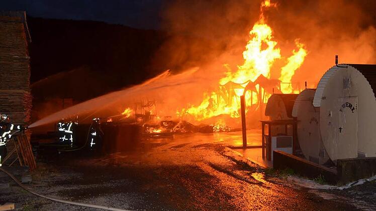 Kampf gegen meterhohe Flammen. Foto: Peter Rauch