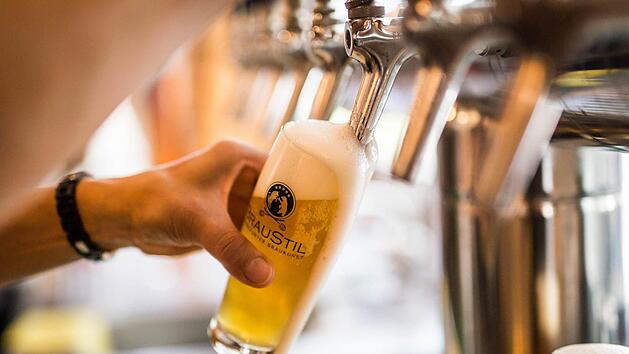 Craft-Biere sind die neuste Mode im Brausektor, vor allem in den St&auml;dten. Hier l&auml;uft gerade eines in Frankfurt aus dem Zapfhahn.  Foto: dpa