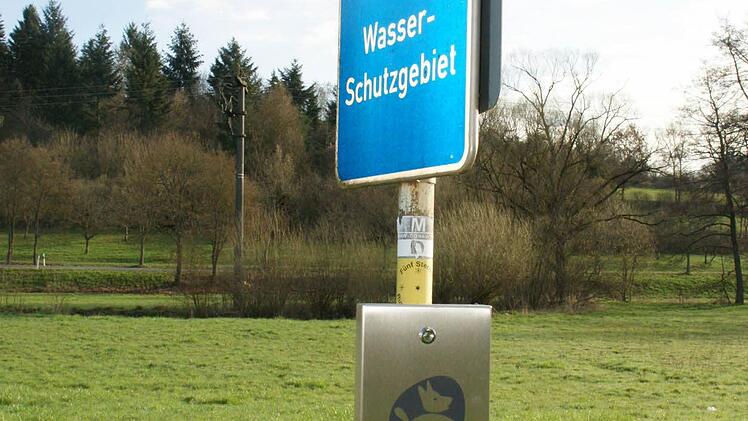 Am Flurweg zwischen Trossenfurt und Kirchaich hat die Gemeinde Oberaurach quasi als "Teststrecke" Spenderboxen für Hundekot-Beutel aufgestellt. Nicht nur im Gemeinderat ist man gespannt, ob sich damit das Problem mit den Hundehaufen damit entschärft.