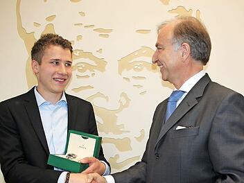 Rolex-Vertriebsleiter Joachim Mernyak gratuliert dem Preisträger Felix Böhmer aus Großziegenfeld und überreicht ihm die Auszeichnung, eine Uhr der Schweizer Nobelmarke.  Foto: Stephan Stöckel