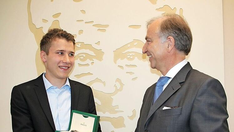 Rolex-Vertriebsleiter Joachim Mernyak gratuliert dem Preisträger Felix Böhmer aus Großziegenfeld und überreicht ihm die Auszeichnung, eine Uhr der Schweizer Nobelmarke.  Foto: Stephan Stöckel