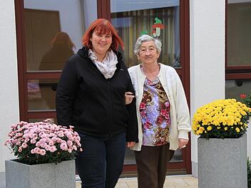 Wohnbereichsleiterin Christina Heinstein (links) geht  mit ihren Bewohnern - hier mit Helga Manderscheid - auch im Hof spazieren.  Foto: Andreas Dorsch