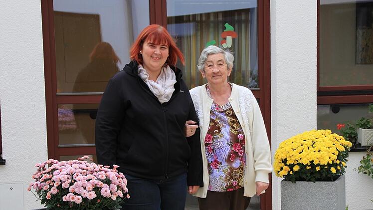 Wohnbereichsleiterin Christina Heinstein (links) geht  mit ihren Bewohnern - hier mit Helga Manderscheid - auch im Hof spazieren.  Foto: Andreas Dorsch