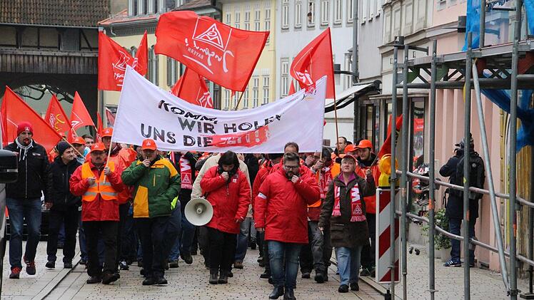 Mit Bussen waren die Gewerkschafter aus Coburg und dem Umland zum Anger gefahren. Von dort aus zogen sie die Ketschengasse hoch zum Albertsplatz. Foto: Simone Bastian