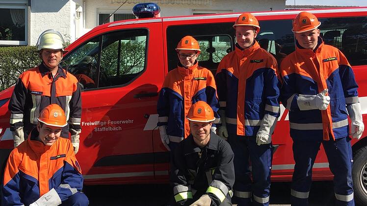 Einer im Feuerwehrteam - Bürgermeister Carsten Joneitis,, links hintenFoto: privat