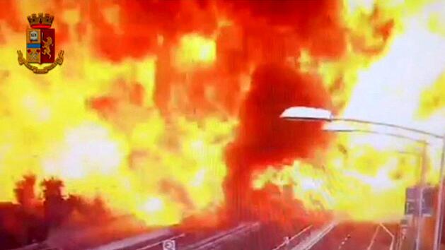 Zum Wochenstart fordert eine Explosion auf der Autobahn ein Todesopfer. Eine Kettenreaktion verwüstet die Autobahn in Italien. Die Lage ist zunächst unübersichtlich.  Foto: Polizia di Stato/dpa