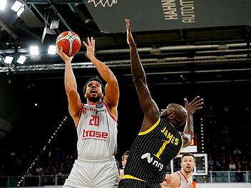 Der einmal mehr kampfstarke Elias Harris (mit Ball) schließt gegen Delroy James ab.  Foto: Daniel Löb