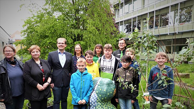 Bereichsleiter Werner Böhner hatte einen kleinen Apfelbaum für den Schulgarten mitgebracht. Foto: Werner Reißaus