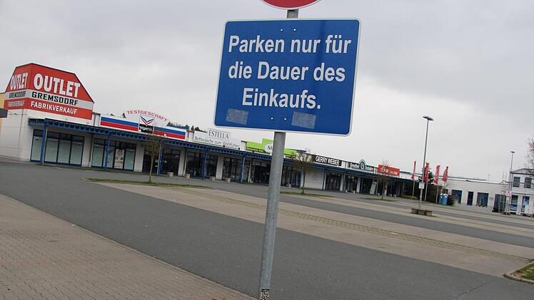Ausgangsbeschränkung wegen des Coronavirus:  Vor den Outlets und Läden im Gremsdorfer Gewerbegebiet steht kein einziges Auto. Foto: Christian Bauriedel