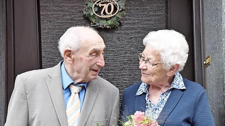 Seit 70 Jahren gehen Maria und Alfons Bauer gemeinsam durchs Leben. Sie haben H&ouml;hen erlebt und Tiefen gemeistert. Gro&szlig; war die Freude bei dem Westheimer Ehepaar, das Jubil&auml;um der Gnadenhochzeit begehen zu d&uuml;rfen. Das sind 70 gemeinsame Ehejahre.  Foto: Christiane Reuther