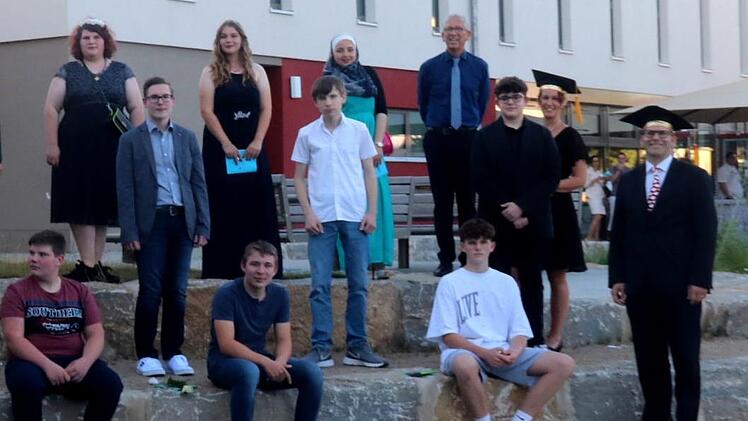 Ein Teil der 9 a mit Schulleiter Michael Ulbrich und den Klassenlehrern Juliane Holzner und Daniel Auras   Foto: Johanna Blum