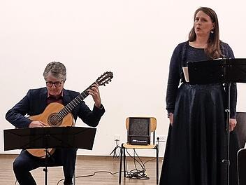 Corinna Schreiter und Stefan Grasse trugen die Lieder von 1750 mit viel Charme, Humor und Souveränität vor.