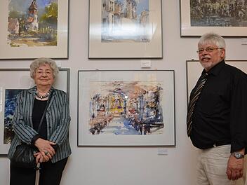 Gabriele Waldmann und Bürgermeister Wolfgang Back vor den Aquarellen Emil Waldmanns.  Foto: Björn Hein