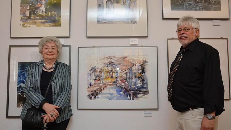Gabriele Waldmann und Bürgermeister Wolfgang Back vor den Aquarellen Emil Waldmanns.  Foto: Björn Hein