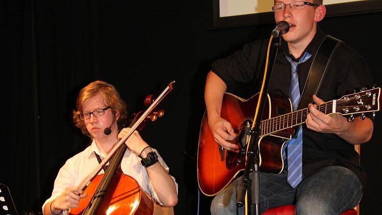 Lukas Roth und Lucas Gröbel traten mit Flo Reuner auf und kamen mit dem Titel "When you say nothing at all" auf den zweiten Platz.