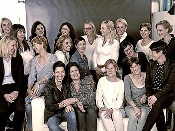 Die Frauen vom Coburger "Ladies' Circle" haben gut lachen, denn ihr Buch "Angekommen!" ist fertig. Foto: Hagen Lehmann