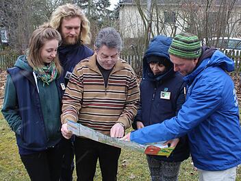 Der Adelsdorfer BN-Ortsvorsitzende Helmut König (Mitte) bespricht mit Theresa Herzing, Julian Jaeger, Jasmin Hüller und Sven Matscheroth deren Einsatzgebiet.  Foto: Andreas Dorsch