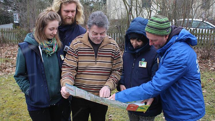 Der Adelsdorfer BN-Ortsvorsitzende Helmut König (Mitte) bespricht mit Theresa Herzing, Julian Jaeger, Jasmin Hüller und Sven Matscheroth deren Einsatzgebiet.  Foto: Andreas Dorsch