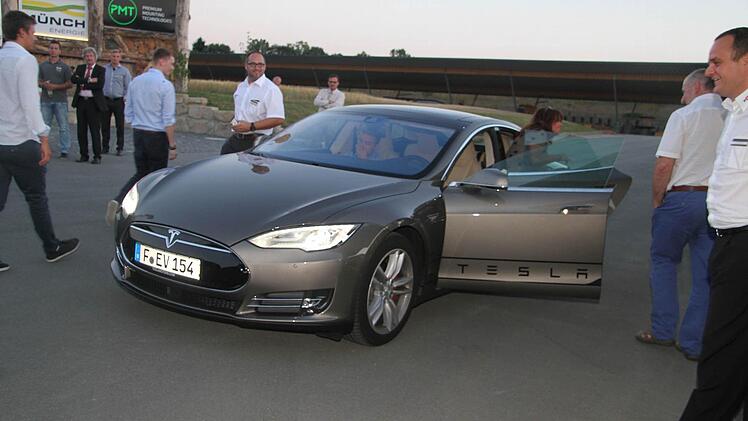 Einmal den neuesten Tesla Probe fahren - bei der Eröffnungsfeier der Münch Energie wurde für viele Männer der Traum wahr.
