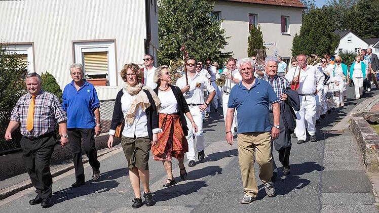 Kirchweihauftakt: Festzug durch den Lichtenfelser Stadtteil Schney. Foto: Klaus Gagel