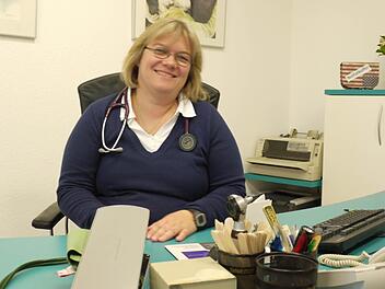 Kirstin Harrer freut sich über ihre neue Aufgabe. Zum 1. Oktober hat die Ärztin die Praxis von Christian Köhler in Hemhofen übernommen. Die Patienten kennen sie bereits, weil sie dort schon seit Juli mitgearbeitet hat. Foto: Pauline Lindner