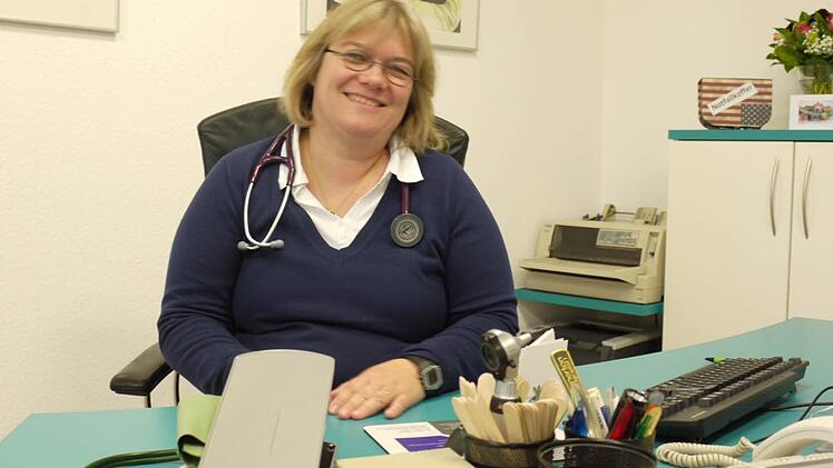Kirstin Harrer freut sich über ihre neue Aufgabe. Zum 1. Oktober hat die Ärztin die Praxis von Christian Köhler in Hemhofen übernommen. Die Patienten kennen sie bereits, weil sie dort schon seit Juli mitgearbeitet hat. Foto: Pauline Lindner
