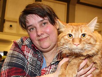 Elena Krikun aus Neustadt an der Aisch kam mit ihrem Kurilian-Bobtail-Kater "Chubays" nach Kulmbach. Er war übrigens der einzige Vertreter seiner Rasse in der Dr.-Stammberger-Halle. Fotos: Sonja Adam