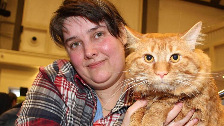 Elena Krikun aus Neustadt an der Aisch kam mit ihrem Kurilian-Bobtail-Kater "Chubays" nach Kulmbach. Er war übrigens der einzige Vertreter seiner Rasse in der Dr.-Stammberger-Halle. Fotos: Sonja Adam