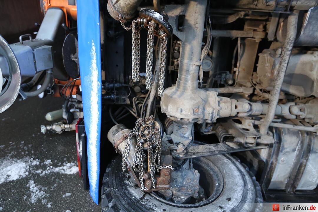 Eis im Kreis Hof: Zwei Streufahrzeuge haben Unfall