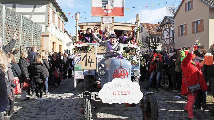 Die Eierbergfreunde kamen mit einem großen Motivwagen.  Fotos: Gerda Völk