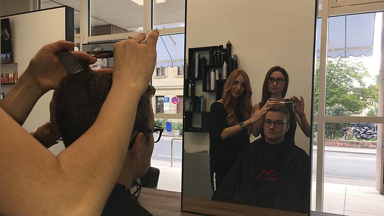 Chefin Janina Ehrenberg (links im Spiegel) setzt sich für  Julia Nigrezkul ein. Foto: Ralf Ruppert