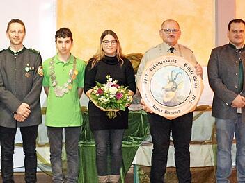 Das neue Königshaus mit (von links): 2. Vorsitzenden Ronald Mazkiw, 1. Vorsitzenden Tim Fuhl, Jugendkönig Lucas Schöller, 2. Ritter Jacqueline Ruhbach, Schützenkönig Holger Ulrich, 1. Ritter Benjamin Schneider und Bürgermeister Matthias Klement.  Foto: Nadine Fuhl