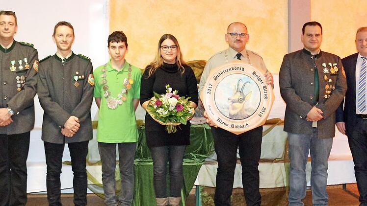 Das neue Königshaus mit (von links): 2. Vorsitzenden Ronald Mazkiw, 1. Vorsitzenden Tim Fuhl, Jugendkönig Lucas Schöller, 2. Ritter Jacqueline Ruhbach, Schützenkönig Holger Ulrich, 1. Ritter Benjamin Schneider und Bürgermeister Matthias Klement.  Foto: Nadine Fuhl