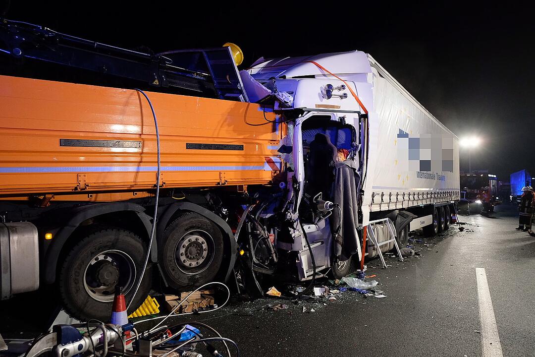 Schwerer Lkw-Unfall auf der A9 bei Nürnberg-Feucht: Fahrer eingeklemmt und lebensgefährlich verletzt