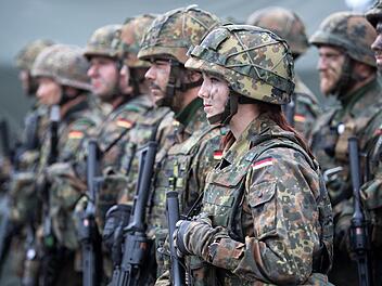 Eine deutsche Bundeswehr-Soldatin steht mit ihrem Kameraden beim von der Bundeswehr angeführten Nato-Bataillon auf dem Militärstützpunkt in Rukla/Litauen. Im Zuge der Aufrüstung der Nato wird die Bundeswehr aller Voraussicht nach ein neues Planungs- und Führungszentrum für Truppen- und Materialtransporte aufbauen. Foto: Bernd von Jutrczenka/dpa