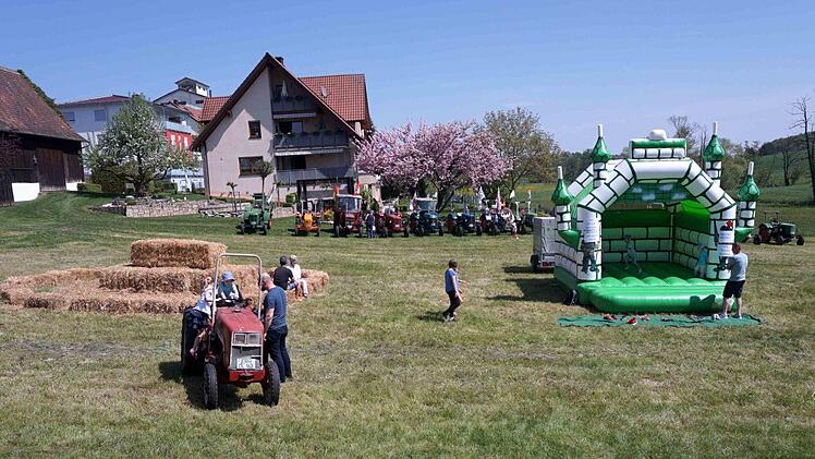 Oldtimer-Bulldog und Hüpfburg gehörten zu den Attraktionen.