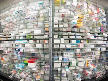 Ein gut gefülltes Lager kann bei Engpässen helfen: So versucht die Paracelsus Apotheke in Höchstadt der Problematik entgegenzuwirken und die Kunden weiterhin mit ihren Medikamenten versorgen zu können.  Foto: Symbolbild/Daniel Reinhardt/dpa