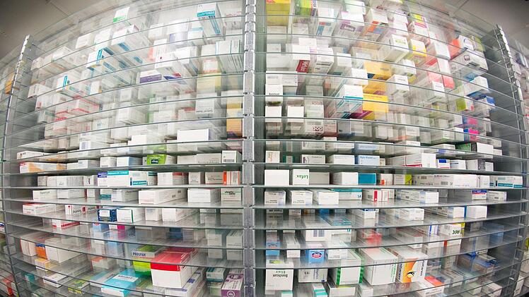 Ein gut gefülltes Lager kann bei Engpässen helfen: So versucht die Paracelsus Apotheke in Höchstadt der Problematik entgegenzuwirken und die Kunden weiterhin mit ihren Medikamenten versorgen zu können.  Foto: Symbolbild/Daniel Reinhardt/dpa