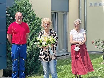 Heimleitung, Personalrat und die Betriebsleitung verabschiedeten Sigrid Seufert (Mitte) in den Ruhestand.