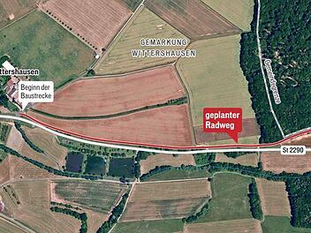 Der künftige Rad-und Fußweg von Aura nach Wittershausen (rot gekennzeichnet), der an den Radweg "Schrenk" angebunden ist, soll eine Lücke im Radwegenetz schließen.  Hier ist der Teil bei Wittershausen zu sehen.