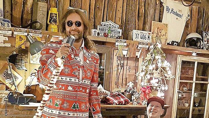 Schwarzhumorig-feierlich-kitschig geht es zu, wenn die &bdquo;X-Mas-Swingers&ldquo; am 16. Dezember in Ha&szlig;furt auftreten.