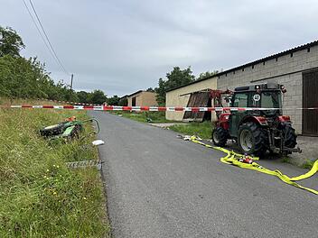 Kreis Würzburg: Traktor rollt Weinberg hinunter und durchbricht Scheune - Mann schwer verletzt