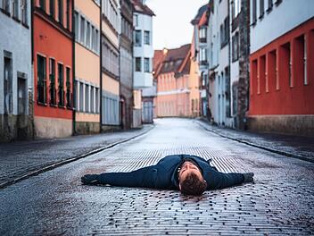 Mann liegt schwer verletzt auf Straße in Nürnberg Mann liegt schwer verletzt auf Straße in Nürnberg