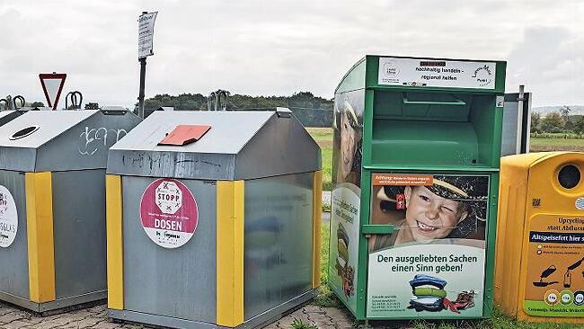 Upcycling statt Abflussrohr: An vielen Wertstoffinseln im Landkreis wie hier in Möhrendorf können Bürgerinnen und Bürger Altspeisefette abgeben.
