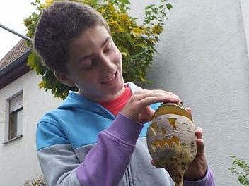 Justus Welker hat sein erstes  Dorschnmännla geschnitzt. Sein Opa hat erklärt, wie es geht. Fotos: Manfred Welker